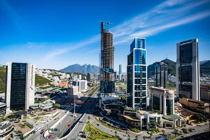 cuantas horas de vuelo a monterrey desde varias ciudades