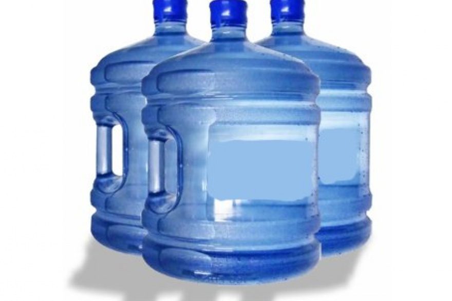 cuantos litros de agua tiene un bidon estandar en uso comun
