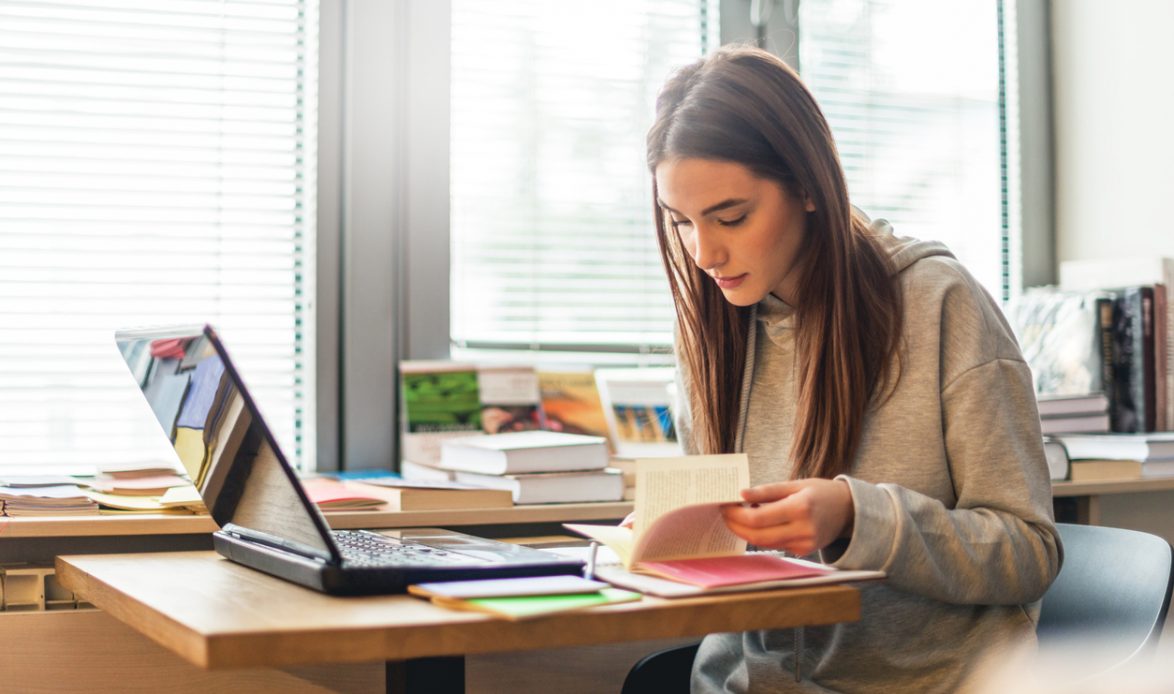 Estudiar la universidad en linea: Una nueva forma de educación 2 Estudiar la universidad en linea: Una nueva forma de educación