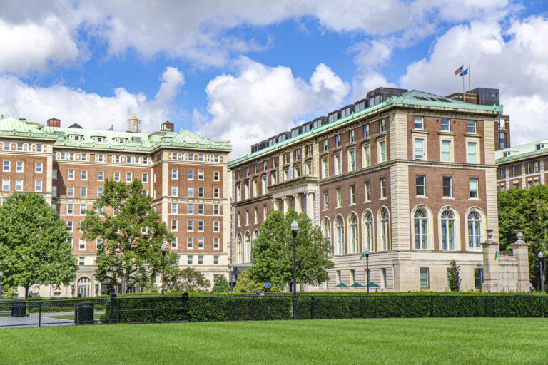 existen becas para estudiar en universidades de nueva york